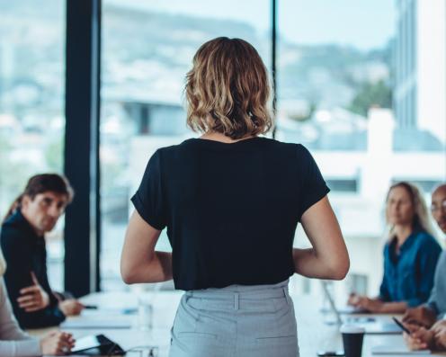 Foto: Darstellung einer Steuerfachangestellten, die Karriere bei der Delta Steuerberatungsgesellschaft gemacht haben könnte.